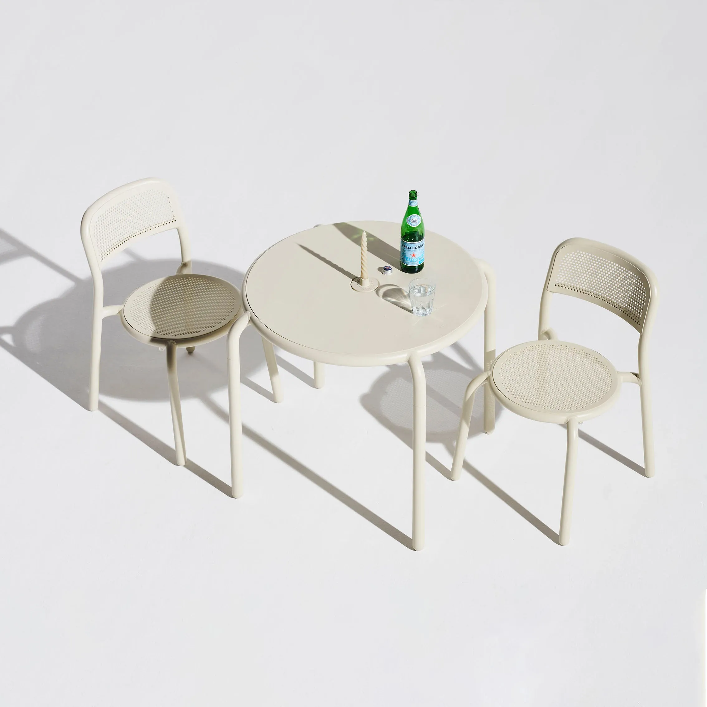 Toní Bistreau Table Set with Two Chairs