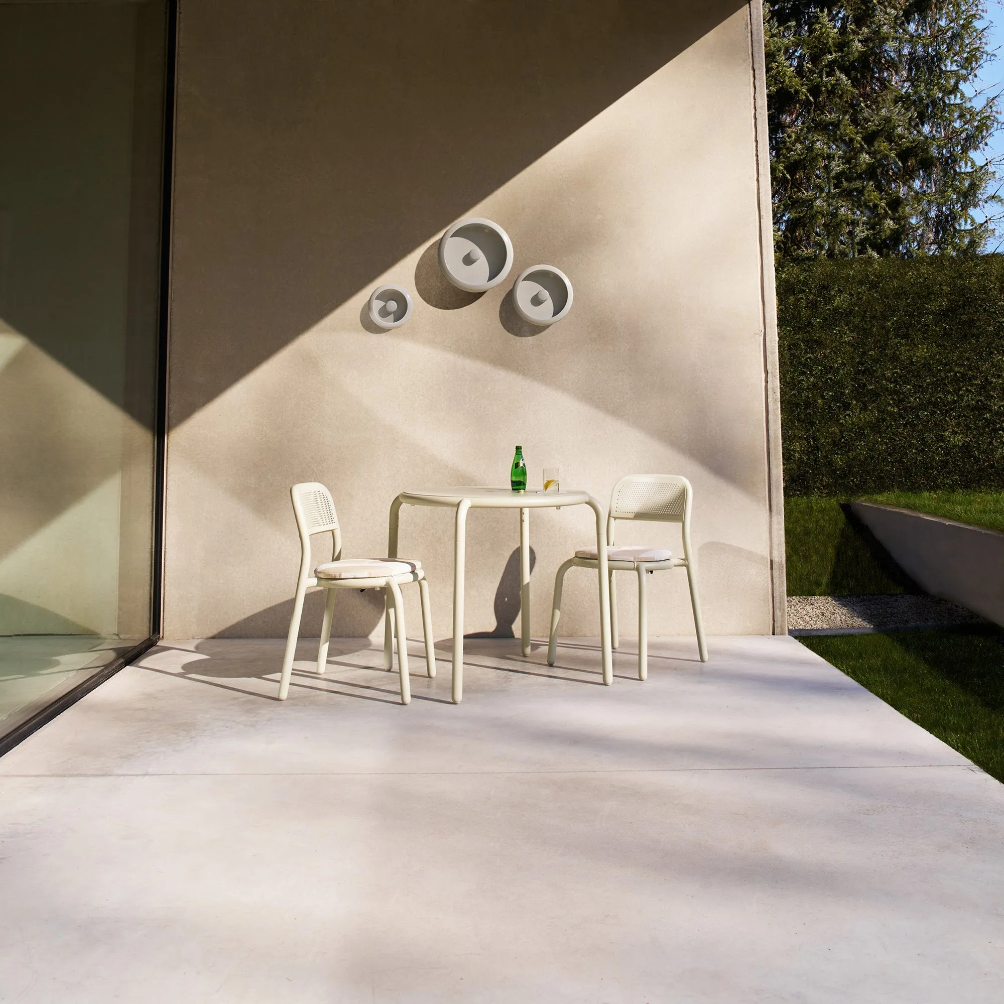Toní Bistreau Table Set with Two Chairs